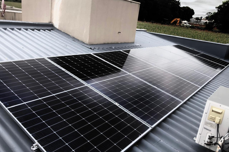 Placa e painel solar